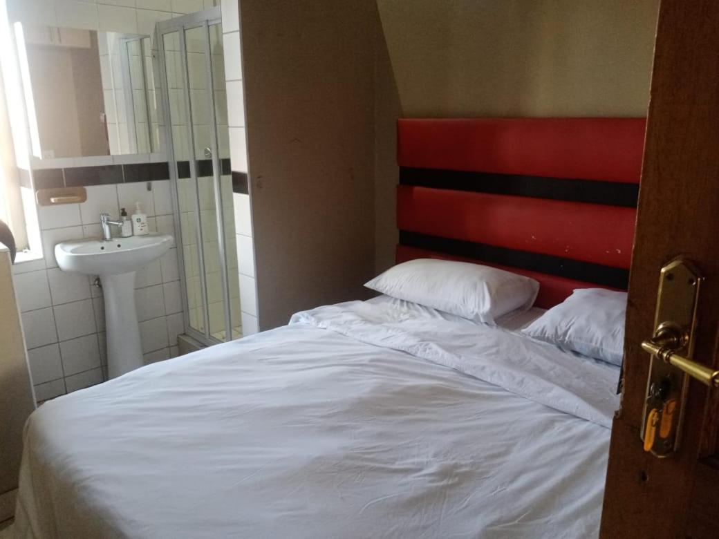 Ebony Guest House Pretoria-Noord Zewnętrze zdjęcie